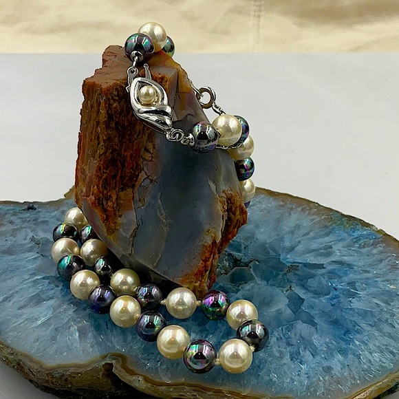 16” Cultured White Pearls & Peacock Colored Cultured Pearls With 925 Clasp - Picture 5 of 10